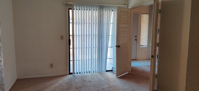 Building Photo - 3 bedroom 2 bathroom townhome available fo...