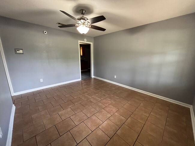 Building Photo - 3 bedroom- 1 bath!
