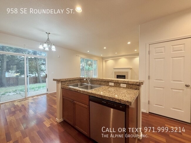 Building Photo - 958 SE Roundelay St