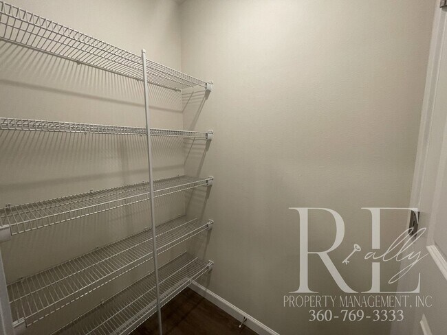 Building Photo - Spacious 4 Bedroom In Prime Location!