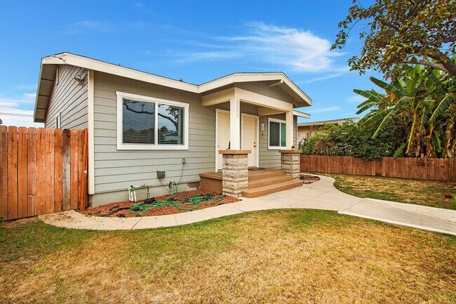 Building Photo - Olive Avenue Triplex
