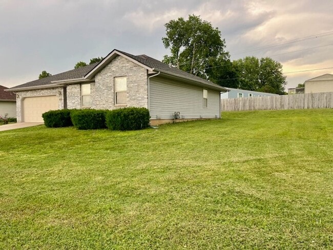 Building Photo - Great Nixa Location!