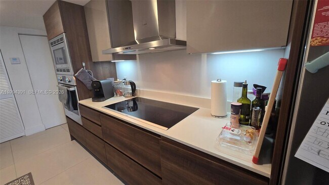 Building Photo - 9261 E Bay Harbor Dr