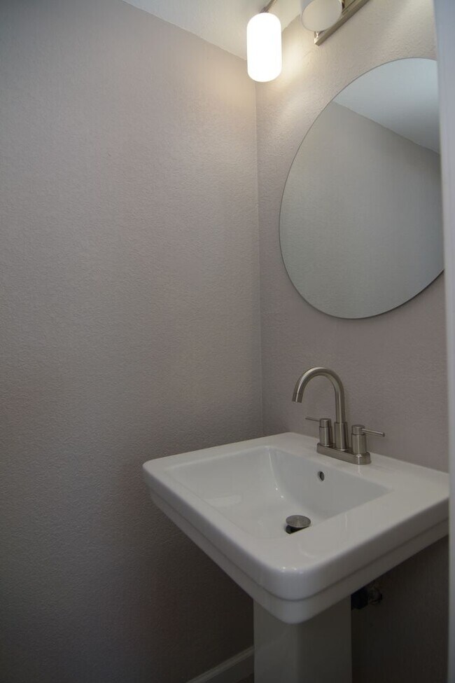 Building Photo - Remodeled 3 Bedroom 2.5 Bath House! West T...