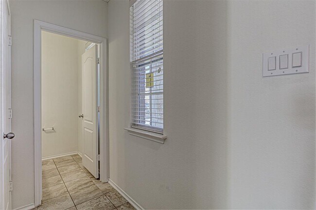Building Photo - 339 Alamosa Dr