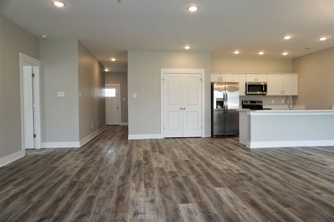 Building Photo - 3 Bedroom, 2 Bath Home in Valley View- PRE...