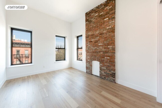Building Photo - 2 Lincoln Pl