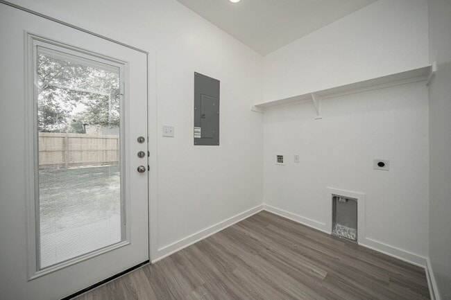 Building Photo - 1606 W 5th St