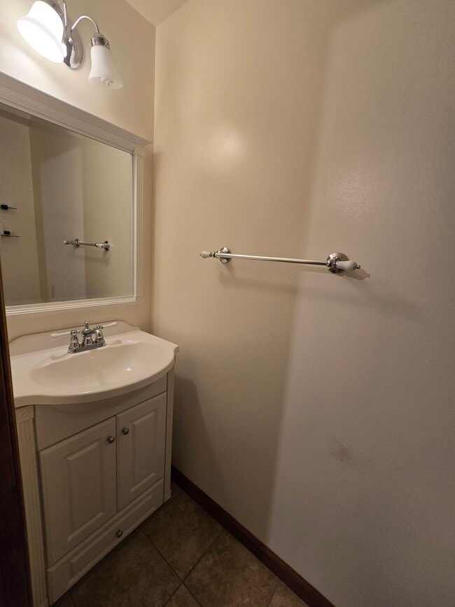 Building Photo - Beautiful Split Entry - 3 Bedroom 2.5 Bathroom in Rustic Ridge Estates