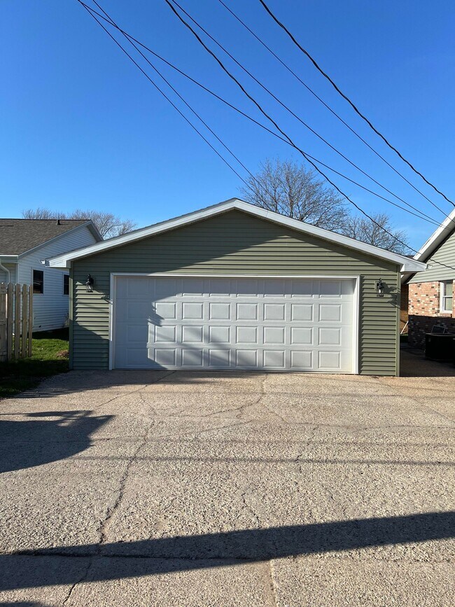 Building Photo - 2413 N Locust St