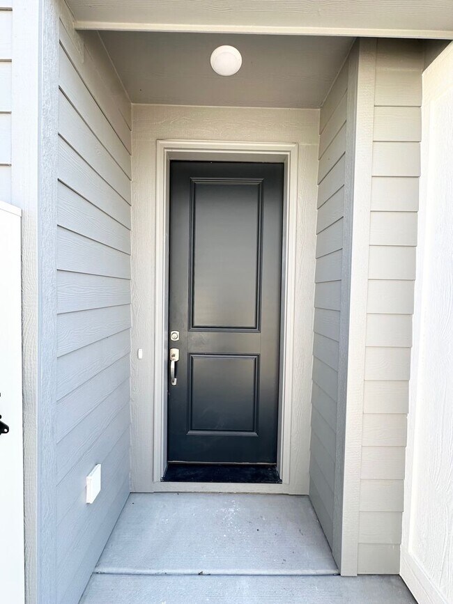 Building Photo - Spacious Luxury Townhome Designed for Modern Living