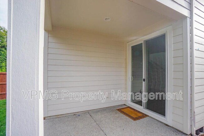 Building Photo - 2301 SW 5th Pl