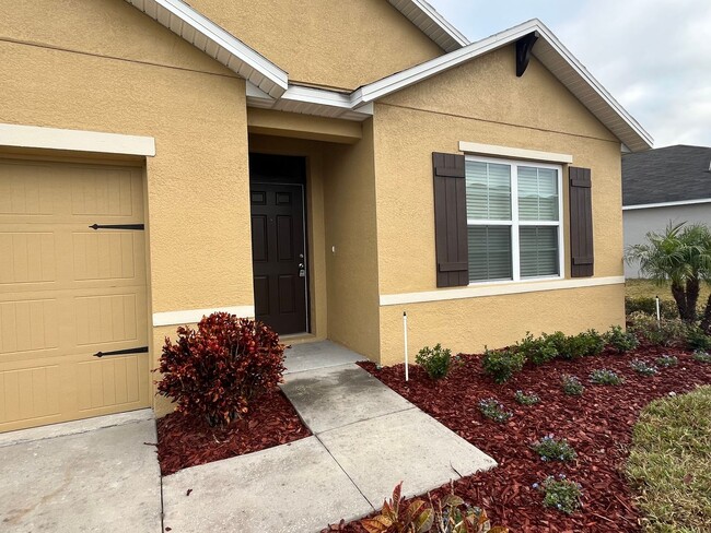 Building Photo - Modern 3 bed/2 bath home with brand-new fl...