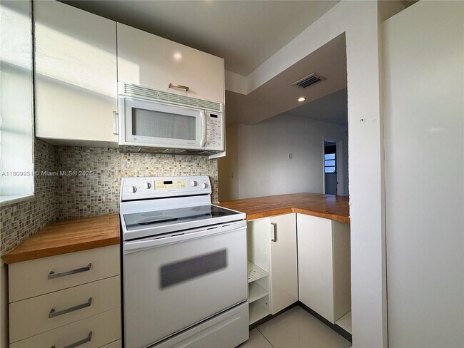 Building Photo - 2859 Leonard Dr