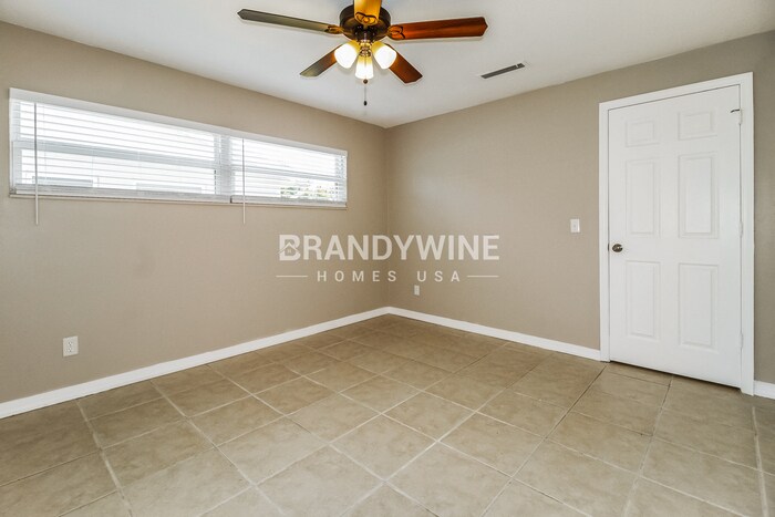 Building Photo - 3221 Thistlehill Dr