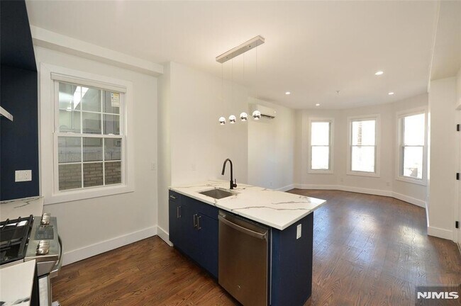 Building Photo - 203 3rd St