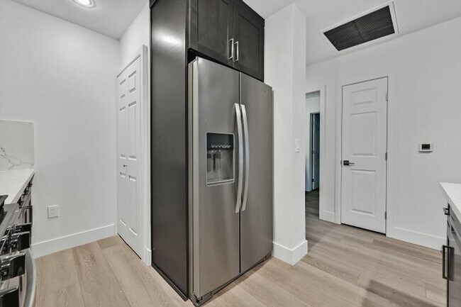 Building Photo - Beautifully Upgraded Park Avenue Condo Ava...