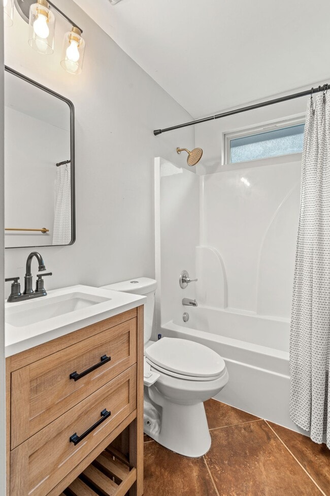 Building Photo - 2432 Adlai St