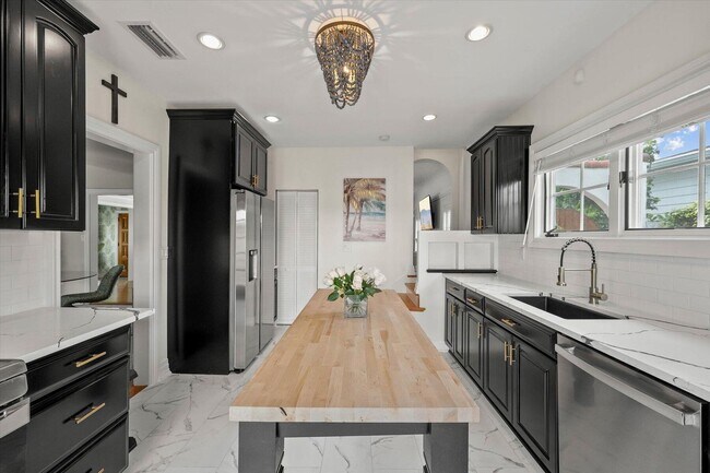 Building Photo - 221 Greymon Dr