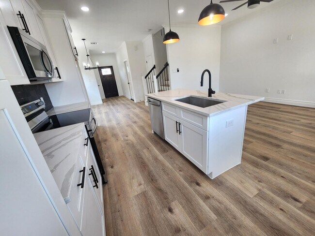 Building Photo - 922 W Austin St