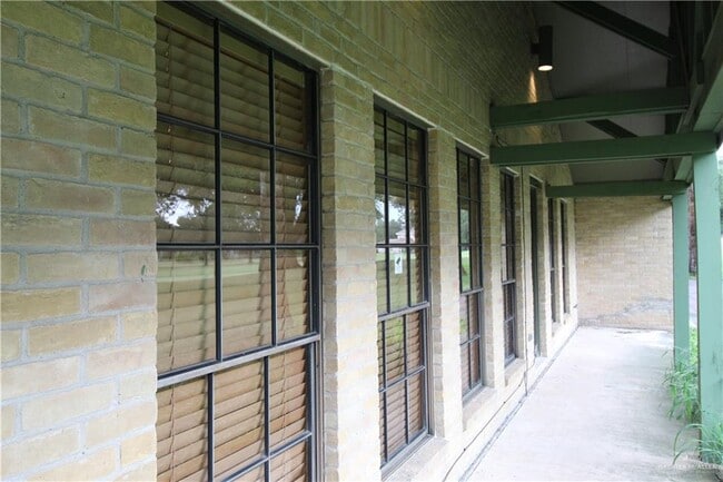 Building Photo - 12 Sabinal St