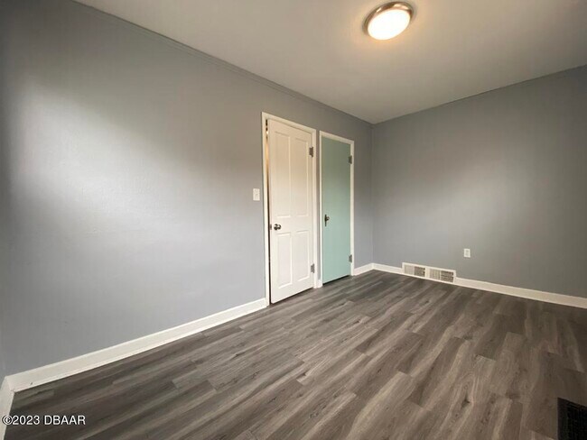 Building Photo - 215 N Oleander Ave