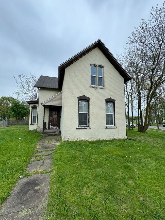 Building Photo - 2 bedroom 1 bath home in Elkhart Indiana