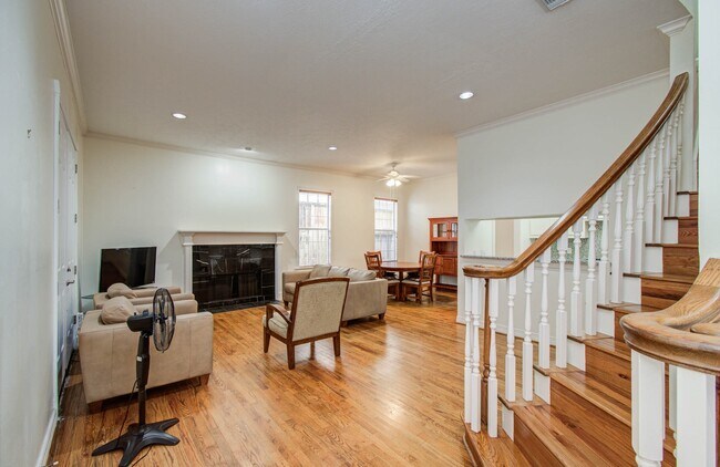 Building Photo - 6855 Bellgreen Dr