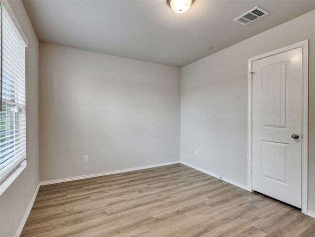Building Photo - 419 8th Ave N