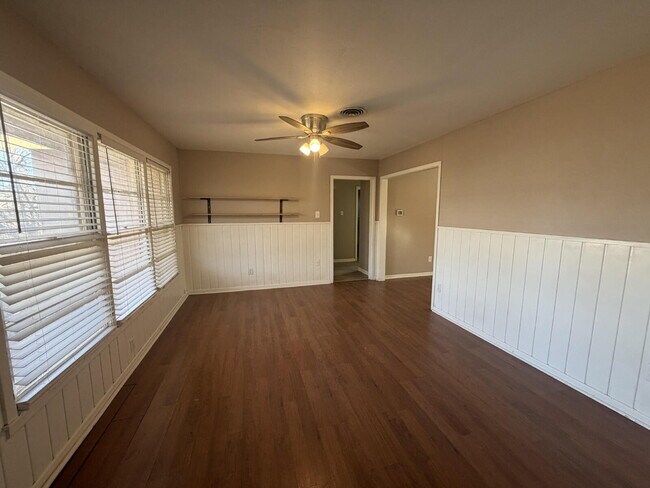 Building Photo - 2 Bed 2 bath House Located Near Medical District!