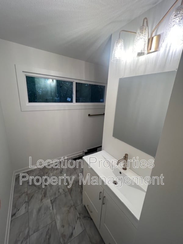 Building Photo - 1934 Emerald Dr