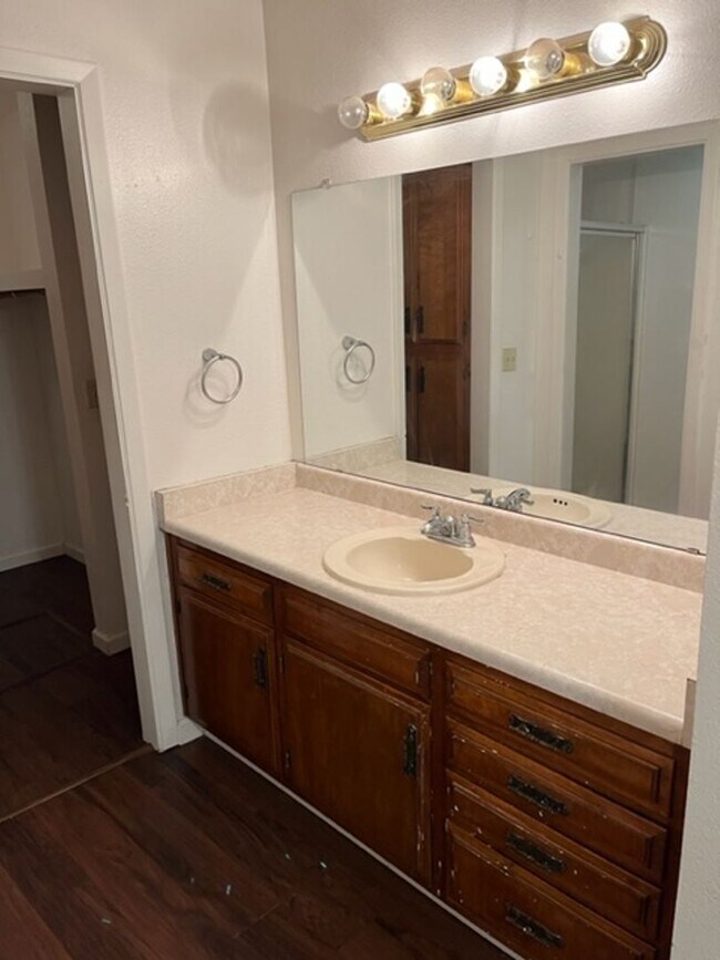 Building Photo - Single story 3 bedroom 2 bath home