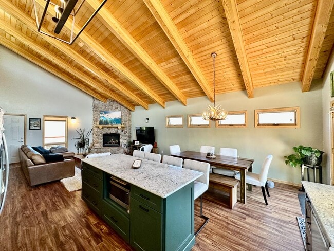 Building Photo - 966 Oak Ct