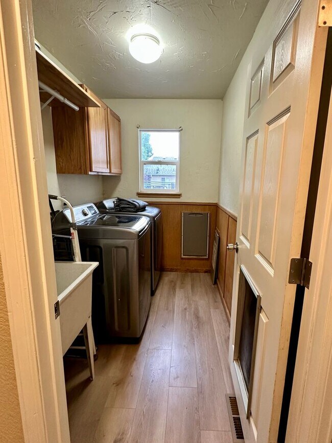 Building Photo - Updated 5-Bedroom Windsor Home - Available...