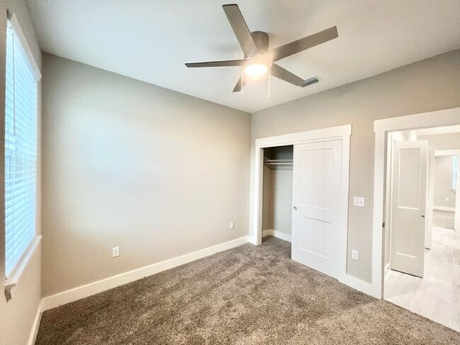 Building Photo - 9 Praiseworthy Dr