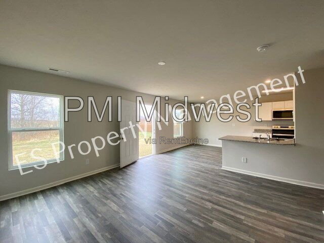 Building Photo - 2608 W Kings Cyn Dr