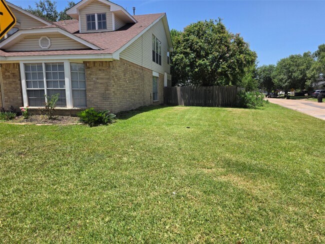 Building Photo - 12902 Skymeadow Dr