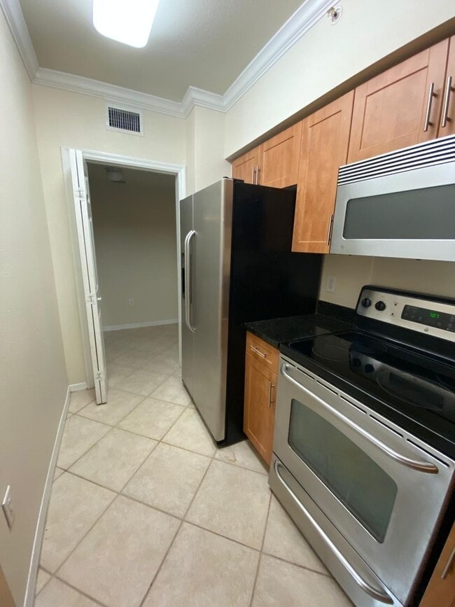 Building Photo - Spacious 2BR/2BA First-Floor Condo with Garage