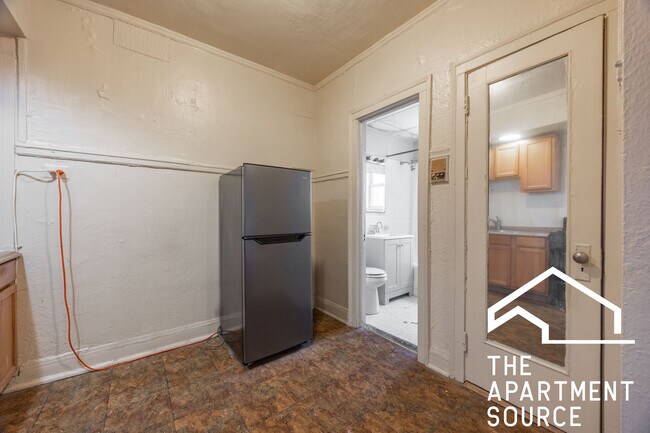 Building Photo - 6930 N Greenview Ave