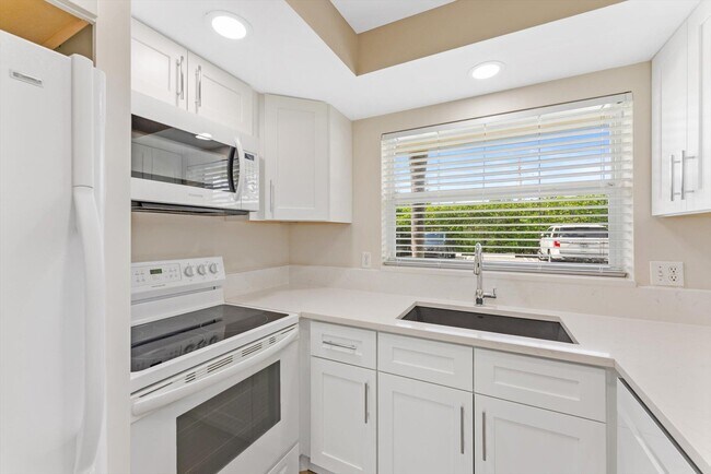Building Photo - 478 Tequesta Dr