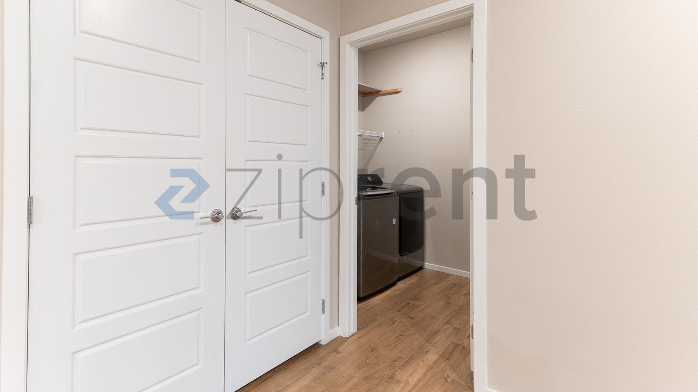 Building Photo - 5721 W Youngstown Ln