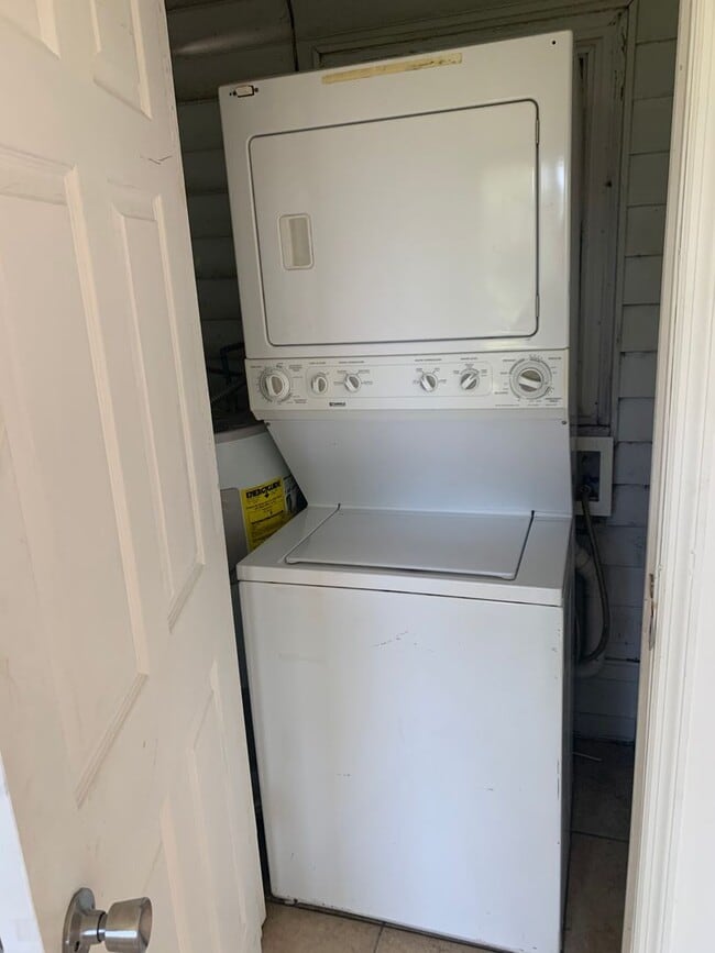 Building Photo - Cozy 2 Bed/ 1 Bath Home with Large Sun Room and Fenced Yard in Sylvan Park, Pet Friendly....