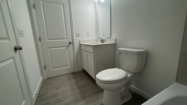 Building Photo - Charming 3BR Townhome with Screened-In Patio