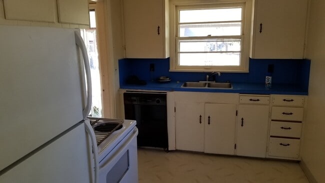 Building Photo - VIDEOTOUR: Don't Blink, This will be gone! PETS WELCOME