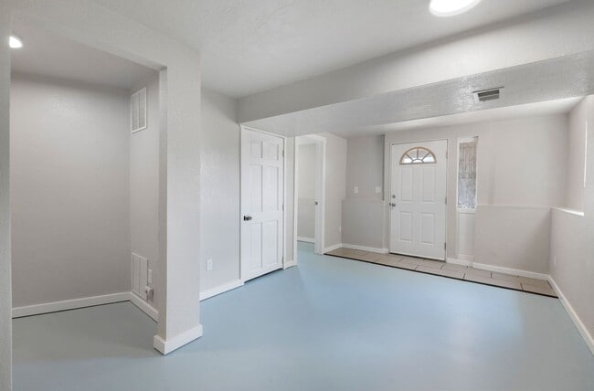 Building Photo - remodeled Monument town home