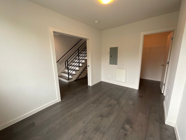 Building Photo - QUEEN ANNE 3 BED, 2 BATH TOWNHOME FOR RENT...