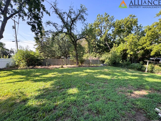 Building Photo - Home with Fenced Yard~Great West Side Loca...