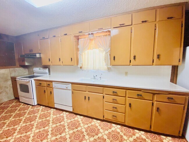 Building Photo - HUGA, Adorable 4 bedroom 3 bath home plus bonus room! MUST SEE to appreciate!