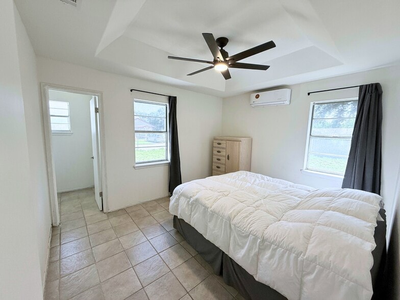 Building Photo - 703 N 7th St