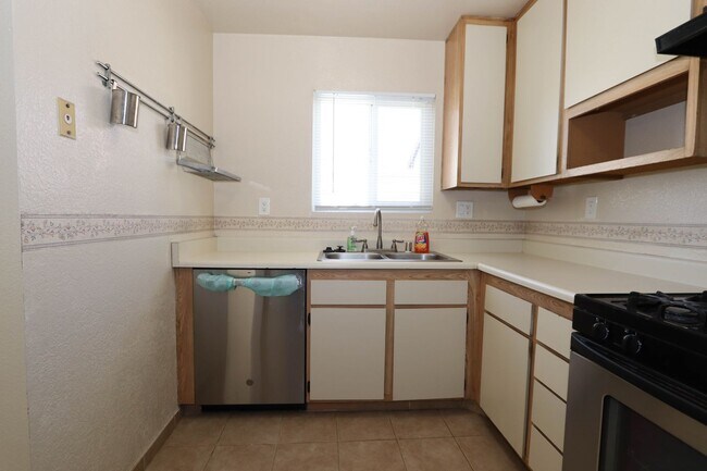 Building Photo - **24210 Sylvan Glen Rd #F Diamond Bar** 2 bedroom 2 bath Townhouse !!